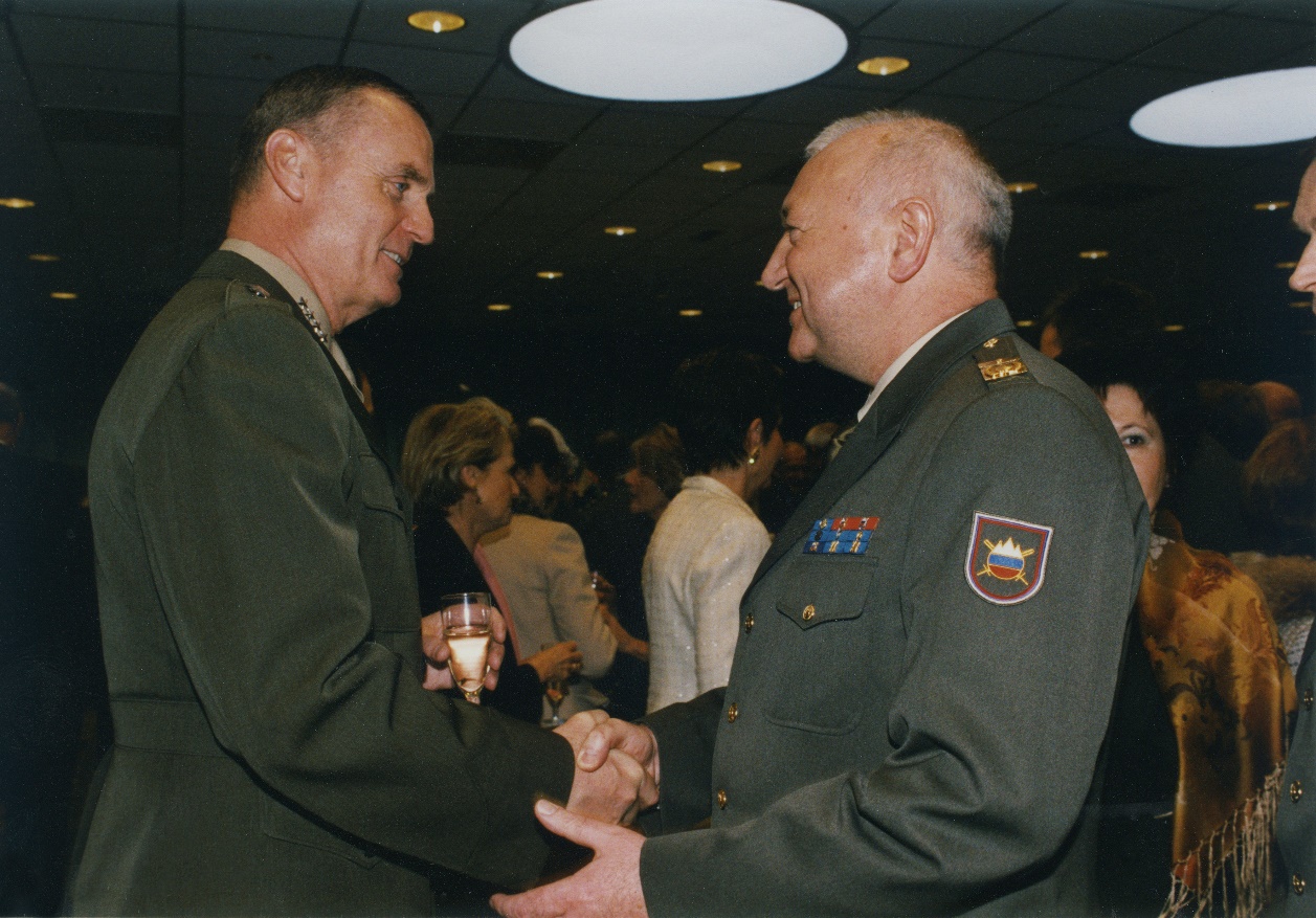 General James Jones, vrhovni poveljnik zavezniških sil za Evropo se na
                        sprejemu rokuje z generalmajorjem Ladislavom Lipičem, načelnikom
                        generalštaba Slovenske vojske. Bruselj, 2003.