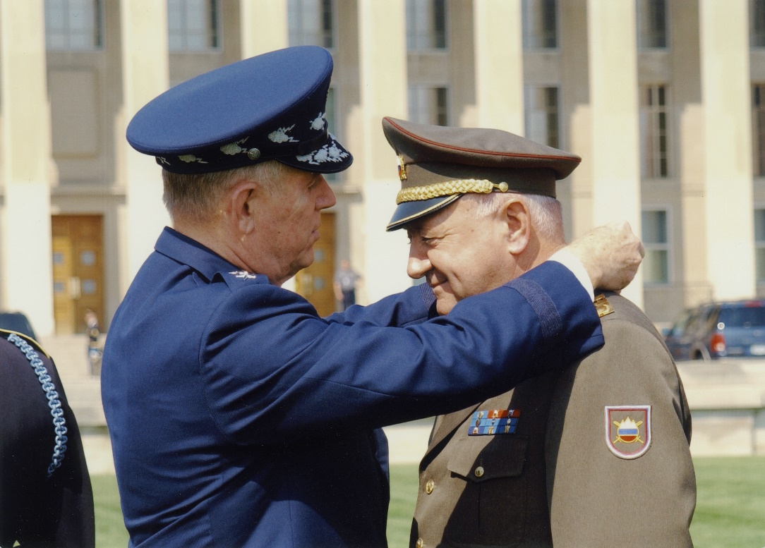 
                   () general predaja odlikovanje The Legion of Merith Medal
                        generalmajorju Ladislavu Lipiču, načelniku generalštaba Slovenske vojske.
                        Washington, 2004.