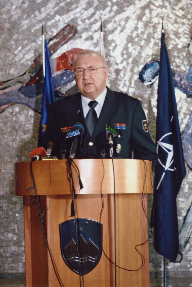 Izjava generalmajorja Ladislava Lipiča, načelnika generalštaba Slovenske
                        vojske, ob obisku predsednika vojaškega odbora zveze NATO () kanadskega generala
                        Raymonda Henaulta. Ljubljana, 2006.