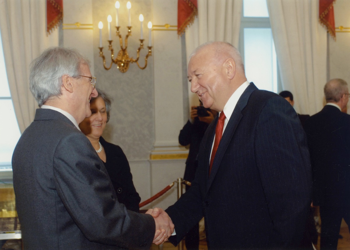 Predsednik Republike Madžarske Laszlo Solyom se na sprejemu rokuje z
                        veleposlanikom Republike Slovenije Ladislavom Lipičem. Budimpešta,
                        2006.