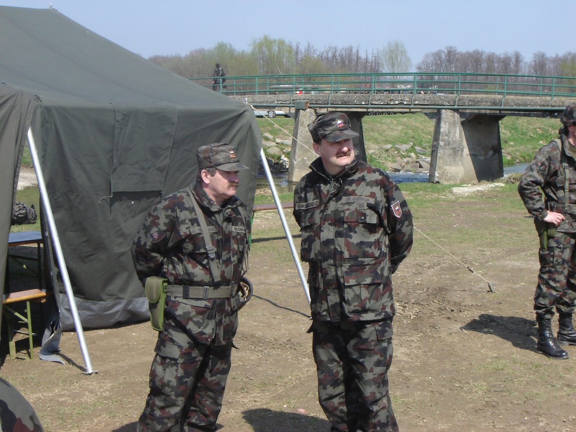 Miran Fišer med pripadniki 37. Vojaško teritorialnega poveljstva Slovenske
                        vojske na strelišču v Apačah leta 2007.