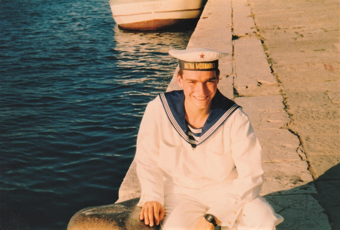 Mitja Močnik med služenjem vojaškega roka v vojni mornarici v Pulju
                        1988–89. Fotografija je bila posneta na dan slovesne prisege in ob prvem
                        izhodu v mesto Pulj 2. julija 1988.