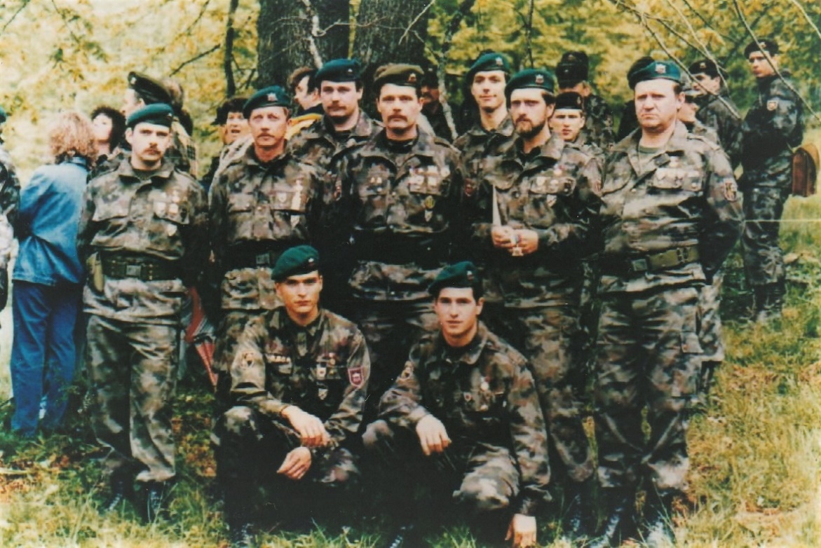 Samostojna bojna skupina 6. pokrajinskega štaba za teritorialno obrambo
                        Nova Gorica ob podelitvi častnega vojnega znaka na lenti v Kočevski Reki 16.
                        maja 1993. Mitja Močnik čepi prvi z leve proti desni.