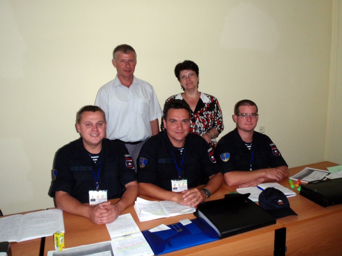 23. avgusta 2010, v črnomorskem mestu Anapa v Ruski federaciji na šolanju
                        na FSB (Zvezna varnostna služba) za ladijske dolžnosti. Oddelek zvez
                        namenjen za izvajanje dolžnosti na ladji VNL TRIGLAV 11. Z leve stojita v
                        civilni obleki inštruktor kapitan Andrei Morseejev pripadnik Ruske vojne
                        mornarice in prevajalka Tatiana, sedimo pripadniki Slovenske vojske štabni
                        vodnik Primož Fojkar, štabni vodnik Mitja Močnik in desetnik Gašper
                        Močnik.
