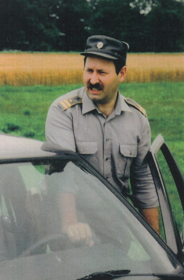 Vojna fotografija, načelnik inšpektorata milice UNZ Krško, samostojni
                        inšpektor Miha Molan, Drnovo julij 1991, objavljena v časniku Naš glas 17.
                        7. 1991.