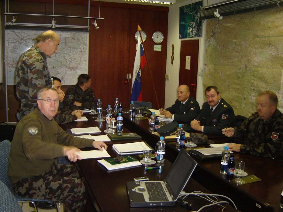 Na obisku pri 32. Vojaško teritorialnem poveljstvu v Novem mestu leta
                        2007.