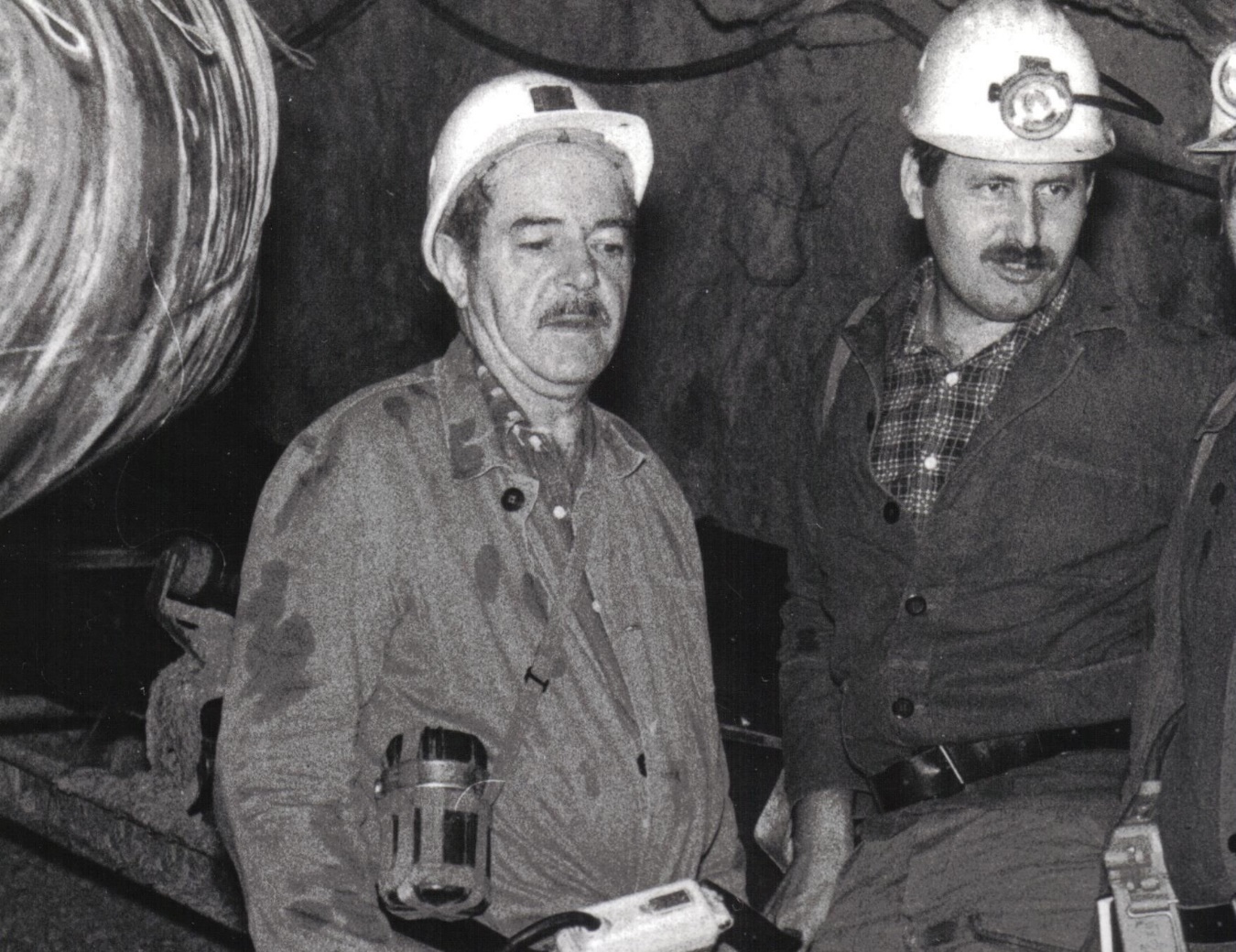 Delo miličnika je bilo tudi pod zemljo, v rovu rudnika Senovo 1981, Miha
                        Molan kot komandir postaje milice Krško skupaj z načelnikom oddelka za
                        zatiranje kriminalitete UNZ Krško Antonom Medvedom.
