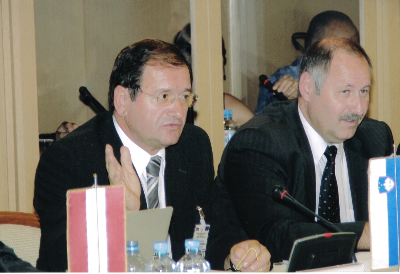 Udeležba na meddržavnem srečanju predstavnikov notranjih ministrstev, dr.
                        Rado Bohinc, minister za notranje zadeve in Miha Molan v funkciji državnega
                        sekretarja MNZ, 2003.
