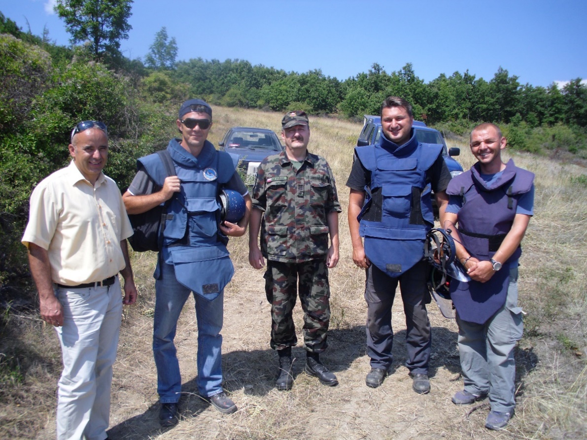 Miran Fišer med svojim rednim delom na Kosovu pri ekipi za razminiranje
                        minskih polj. Na meji Kosova in Albanije leta 2011.