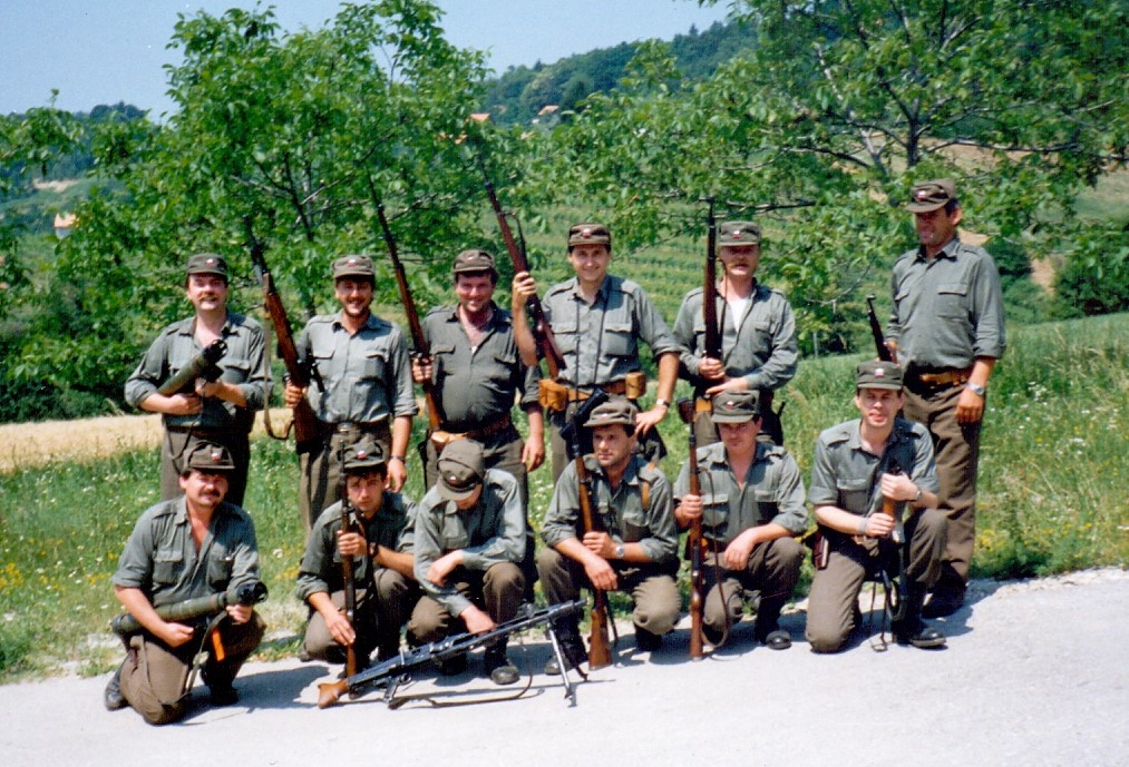 Zaščitni vod 25. Območnega štaba Teritorialne obrambe Republike Slovenije,
                        Sromlje julija 1991.