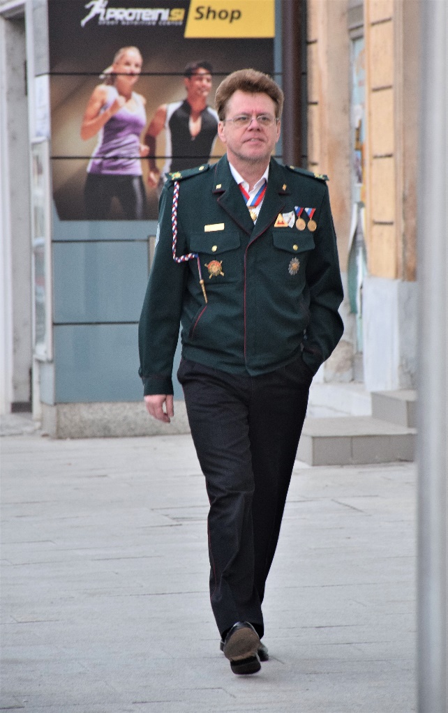 Vojni veteran dr. Tomaž Teropšič v slovesni veteranski obleki, Brežice
                        2017.