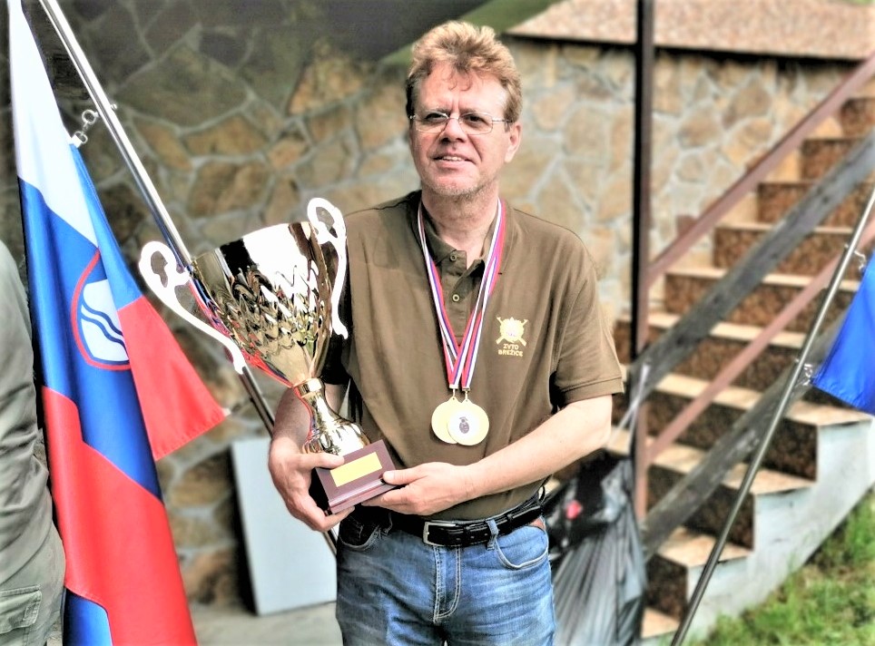 Na meddržavnem tekmovanju v metu šolske ročne bombe je vojni veteran Tomaž
                        Teropšič osvojil zlati medalji in pokal. Bizeljsko 2019.