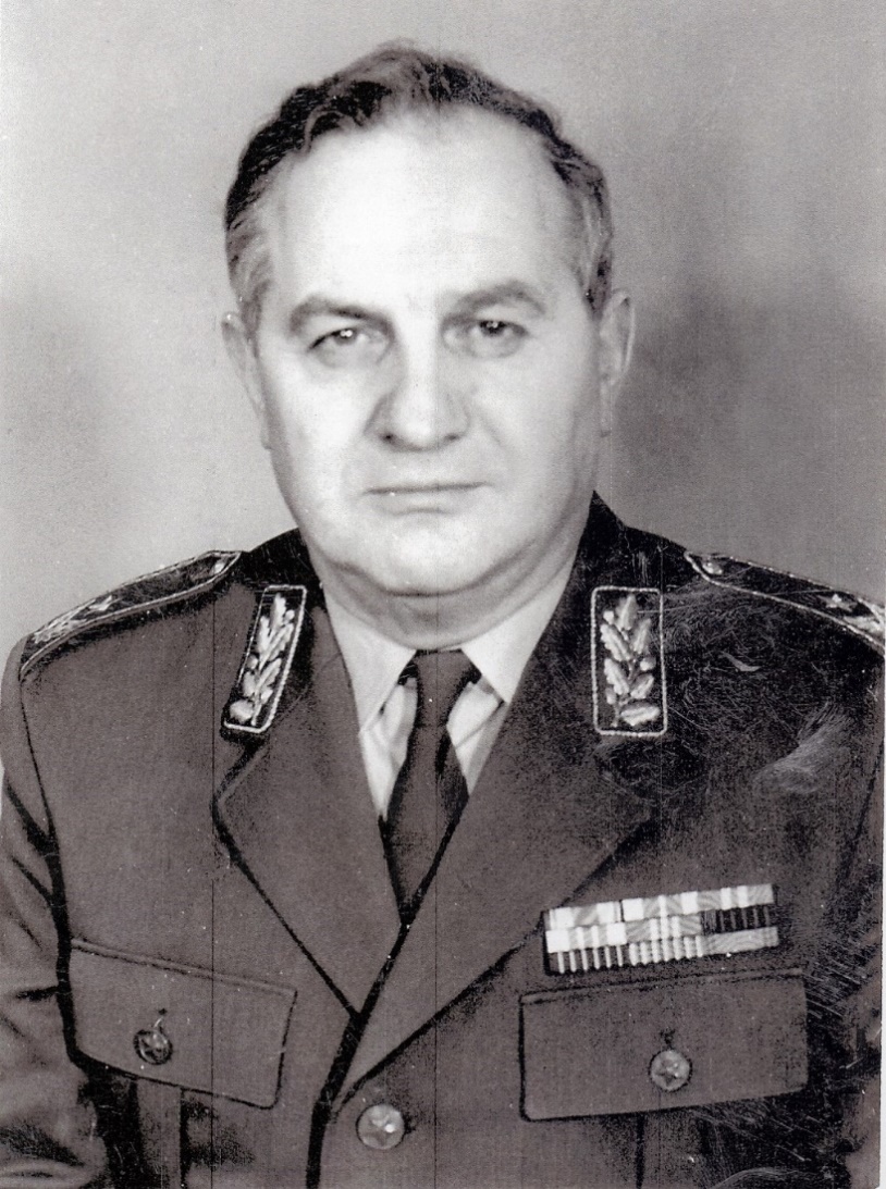 Generalmajor Jugoslovanske ljudske armade Ciril Zabret v službeni
                        uniformi, leta 1989 v Beogradu.