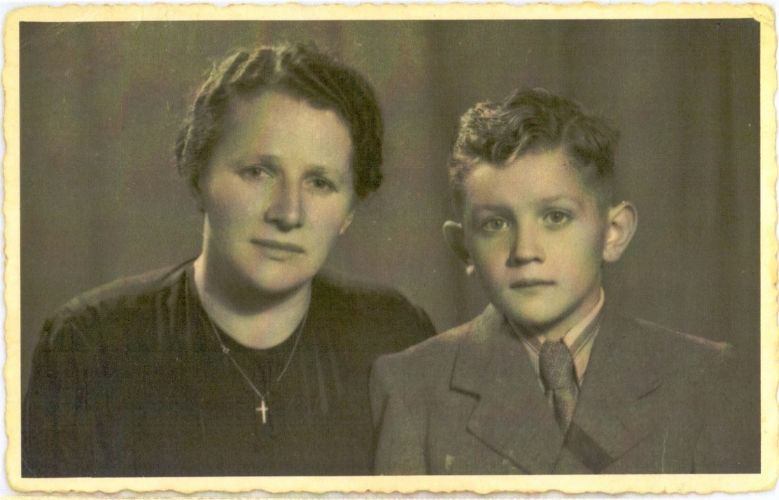 Ciril Zabret z mamo Matildo v Tržiču jeseni leta 1941. Ciril je oblečen v
                        srajco in suknjič, ki ju je sešila njegova mama po smrti Cirilovega očeta iz
                        njegovih oblačil.