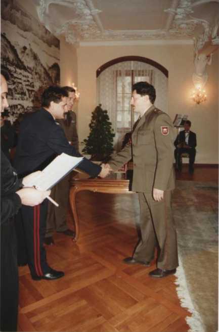 Poveljnik vzhodnoštajerske pokrajine Teritorialne obrambe Republike
                        Slovenije brigadir Alojz Šteiner podeljuje medaljo stotniku Vladu Žgeču,
                        dvorana Rotovž, Maribor 1993.