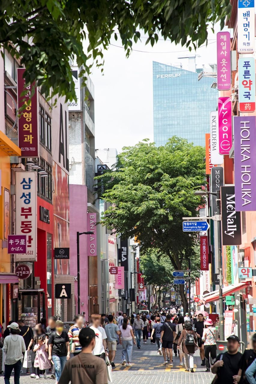 K-beauty shopfronts stacked along Myeongdong's cosmetics street in Seoul, Holika Holika and Missha signs in view (명동거리) — ⓒ한국관광공사 포토코리아-이범수 (Korea Tourism Organization, KOGL Type 1)