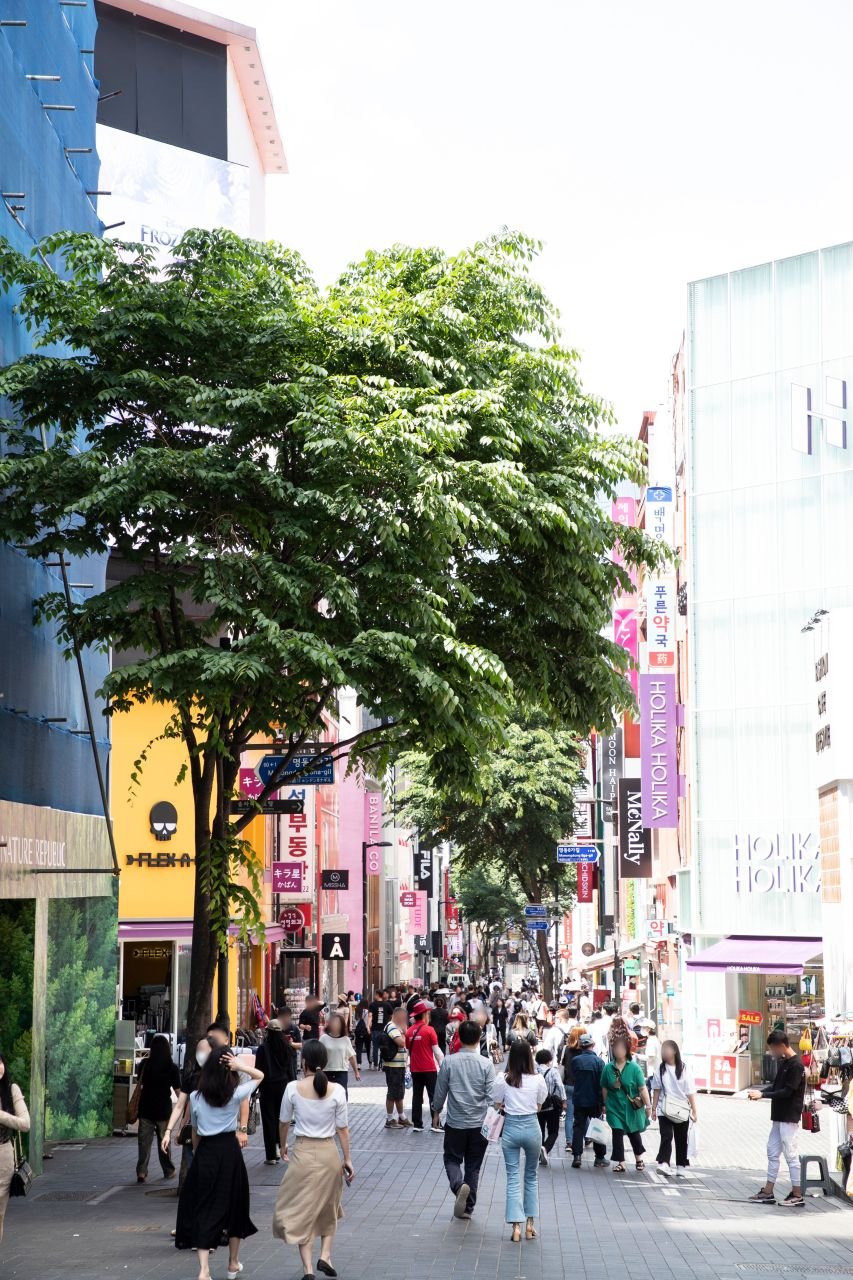 Myeongdong's cosmetics street in Seoul, the kind of established brand storefront HSA means by a reputable retailer (명동거리) — ⓒ한국관광공사 포토코리아-이범수 (Korea Tourism Organization, KOGL Type 1)