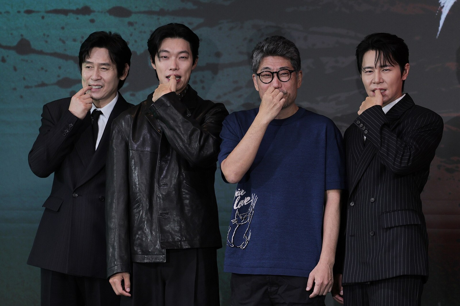 Ryu Jun-yeol, Sol Kyung-gu, director Kim Hong-sun, and Lee Kyu-hyung biting their fingernails at the Mousetrap press conference, CC BY-SA 4.0, Republic of Korea (Korea.net) via Wikimedia Commons