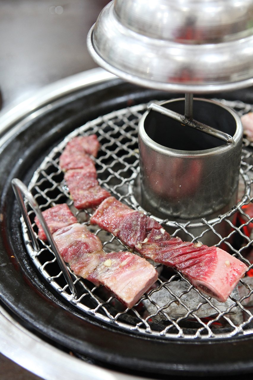 한우구이, sliced beef ribs laid on a charcoal grill — ⓒ한국관광공사 포토코리아-박은경 (Korea Tourism Organization, KOGL Type 1)