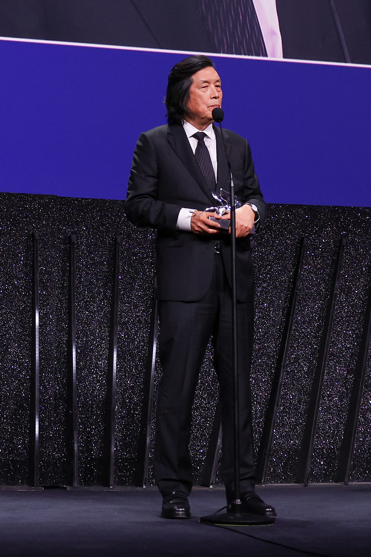Lee Chang-dong holding the Silver Lion Grand Jury Prize at the 83rd Venice Film Festival closing ceremony on September 12, 2026. Photo by Ondine Goat, CC BY-SA 4.0, via Wikimedia Commons