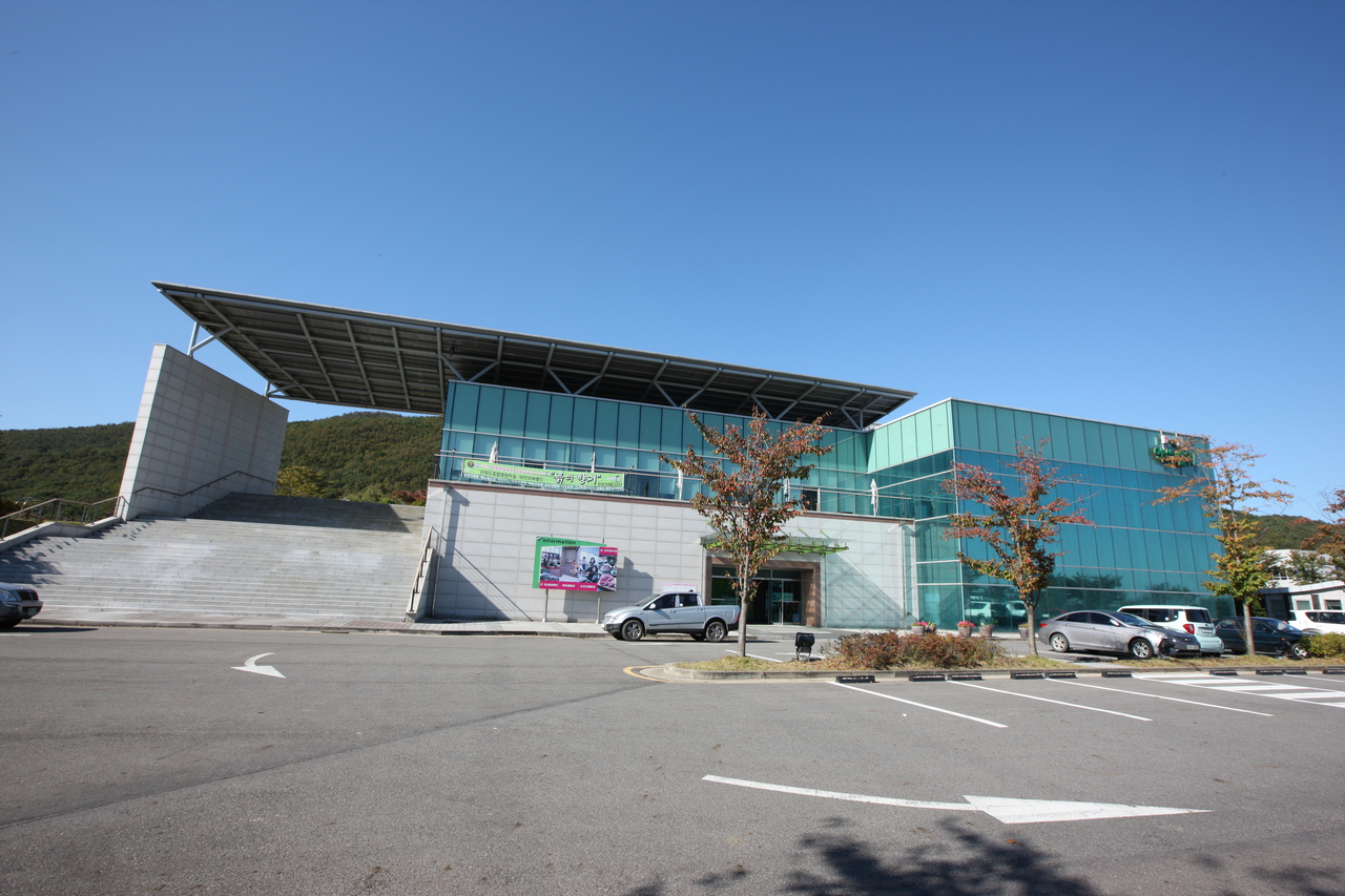 Yaksuk-Wellga, a mugwort processing and visitor facility on Ganghwa Island, Incheon. — ⓒ한국관광공사 포토코리아-김지호 (Korea Tourism Organization, KOGL Type 1)
