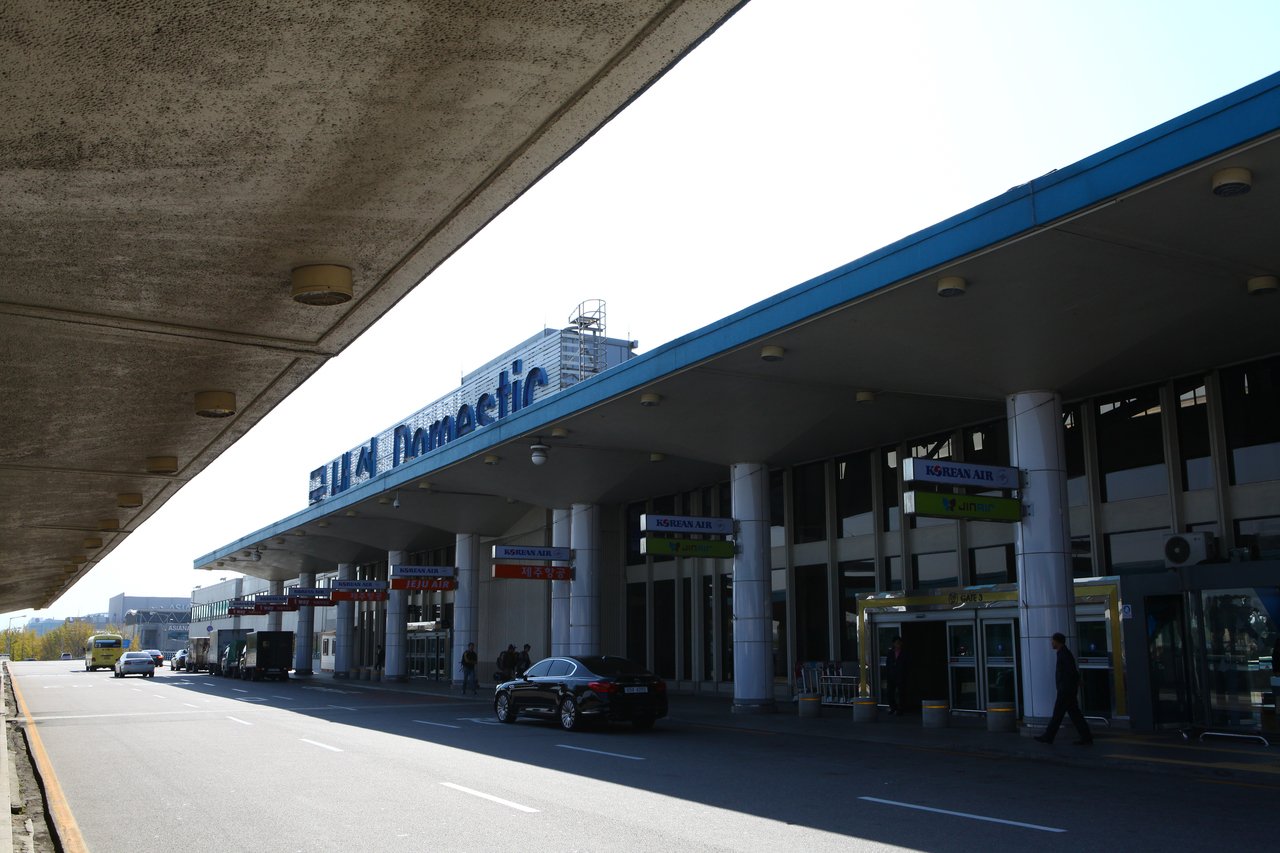 Gimpo Airport's domestic terminal entrance, where the misdirected passengers were dropped off — ⓒ한국관광공사 포토코리아-이범수 (Korea Tourism Organization, KOGL Type 1)