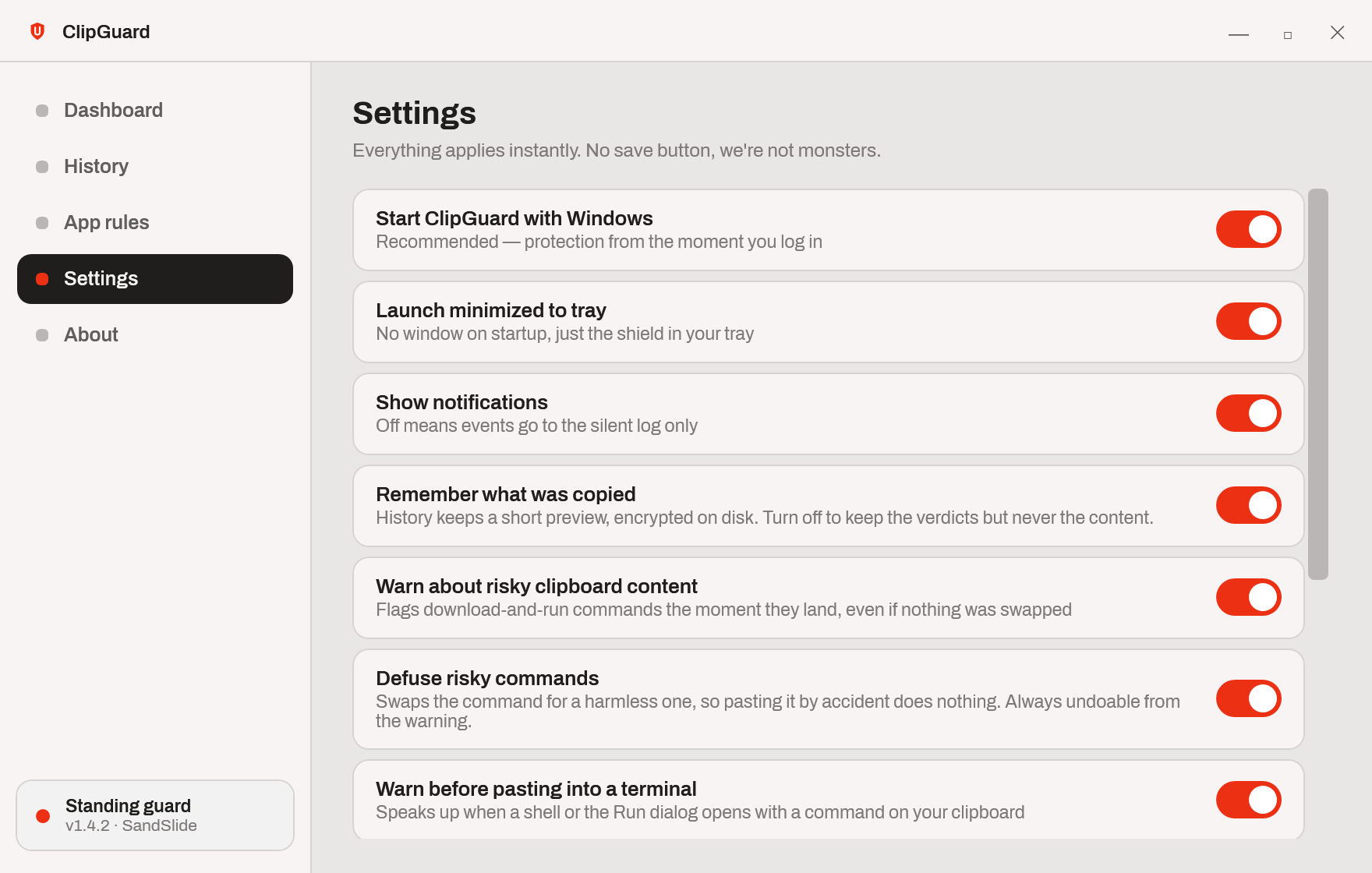 The ClipGuard settings screen, showing toggles for startup, notifications and clipboard history.