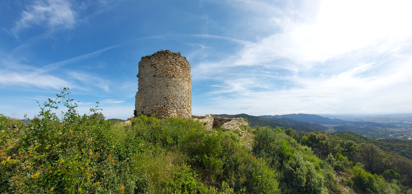 El Castell de Sant Miquel de Montornès per l'aiguabarreig del Besòs des de Montmeló