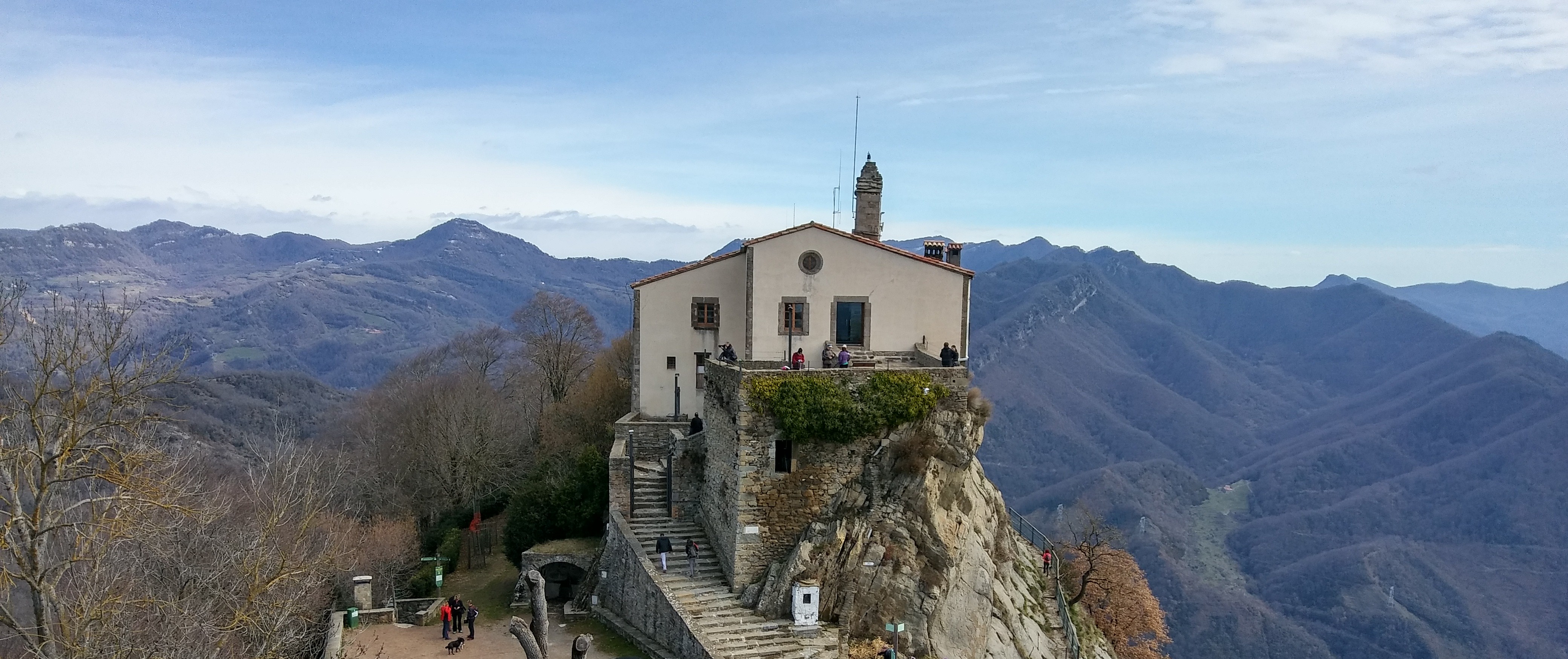 Santuari de Bellmunt pel PR C-45 i carena de Serragrenyada des de Torelló