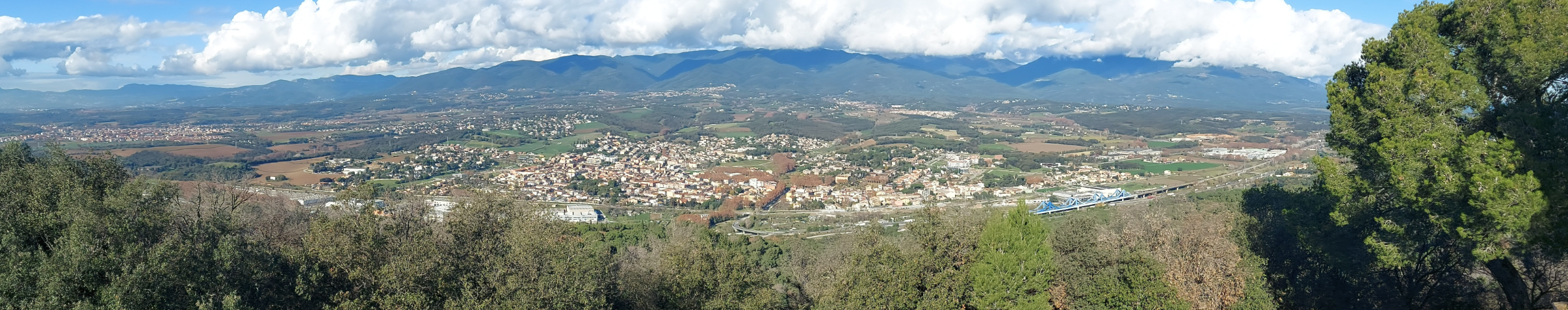 La Torrassa i el Castellvell des de Llinars del Vallès pel PR-C 228