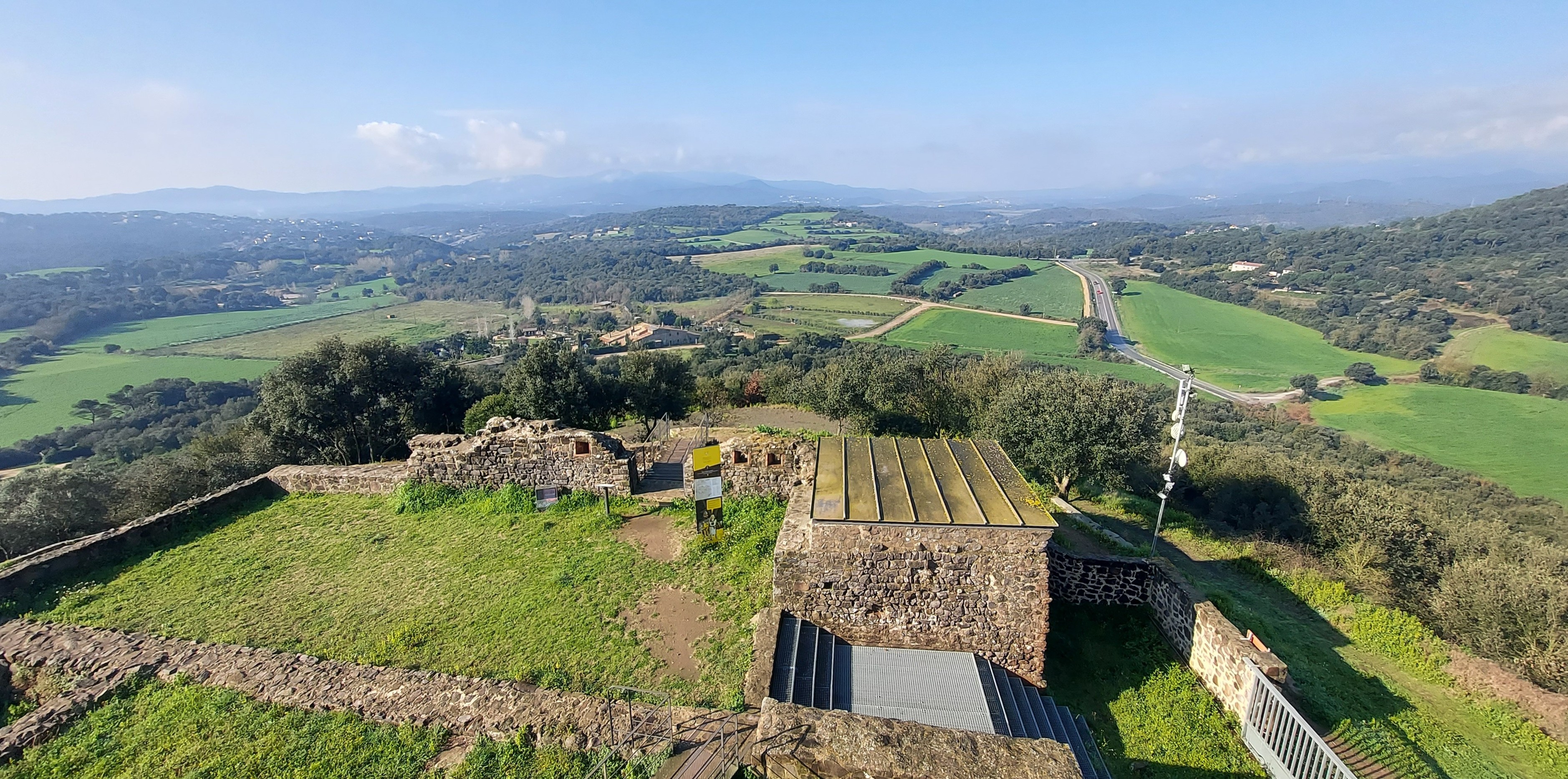 De Maçanet-Massanes a Sils pel castell de Torcafelló i l'Estany de Sils