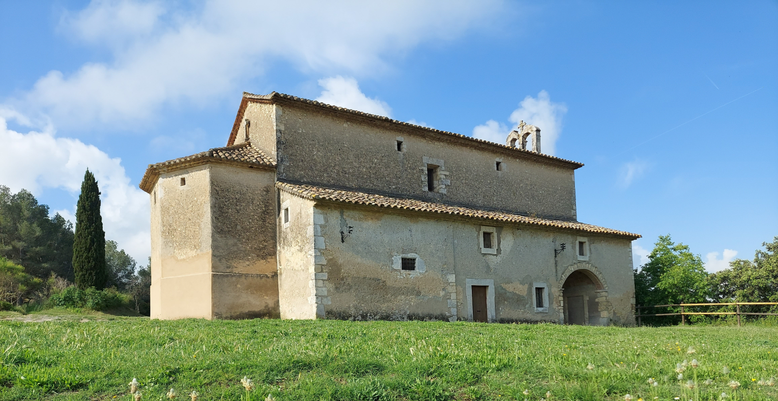 Circular pel Puig de l’Àliga (100 Cims), les coves de Castellví i el forn de calç de Can Castellví