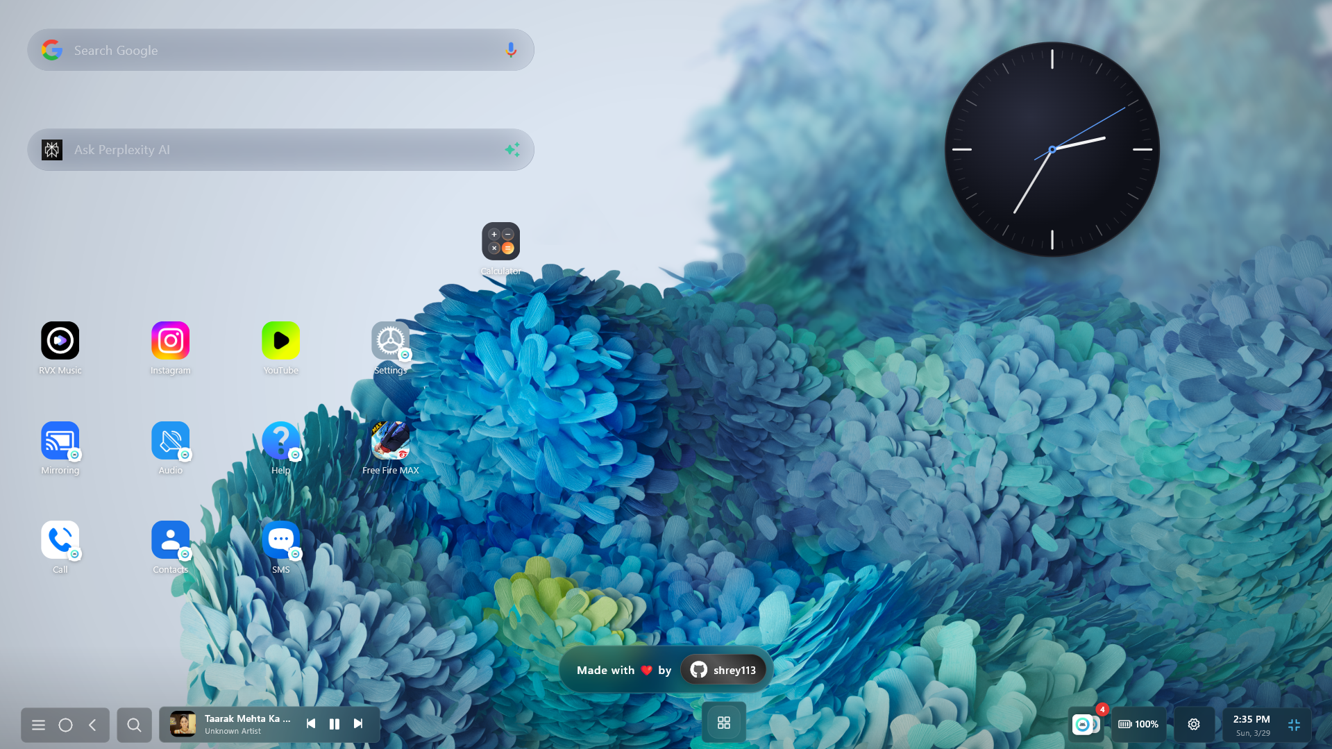 Android 앱 아이콘, Google 검색창, Perplexity AI 입력창, 시계, 작업 표시줄과 미디어 제어가 배치된 Android DEX의 데스크톱 홈 화면입니다.