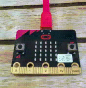 The microbit 5x5 LED display shows “Hello C++!”