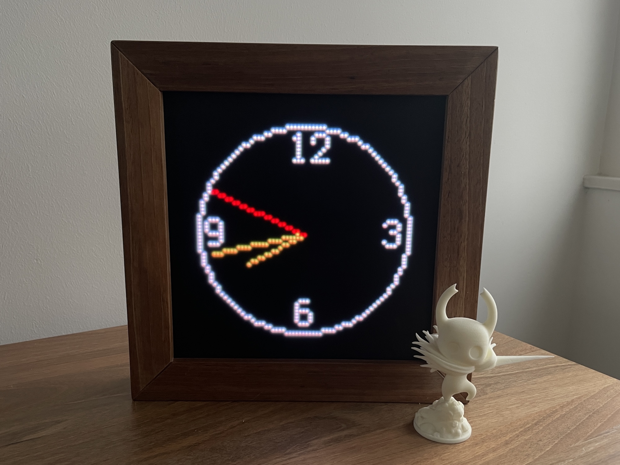 Retro Frame with analogue clock app showing