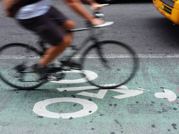 Ciclista en ciclovia