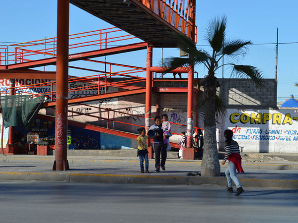 Peatones que no usan el puente peatonal