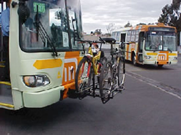 Camion con bicicletas montadas