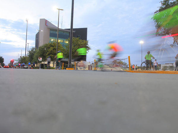 Avenida con ciclistas