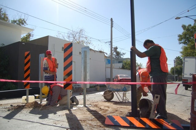 Colocación de barreras para cerrar el paso de una calle