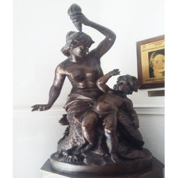 Escultura en Archivo Municipal