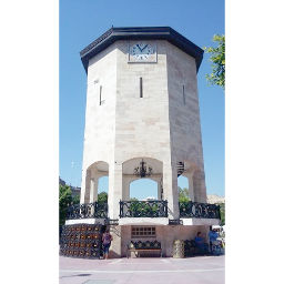 Reloj en la Plaza de Armas