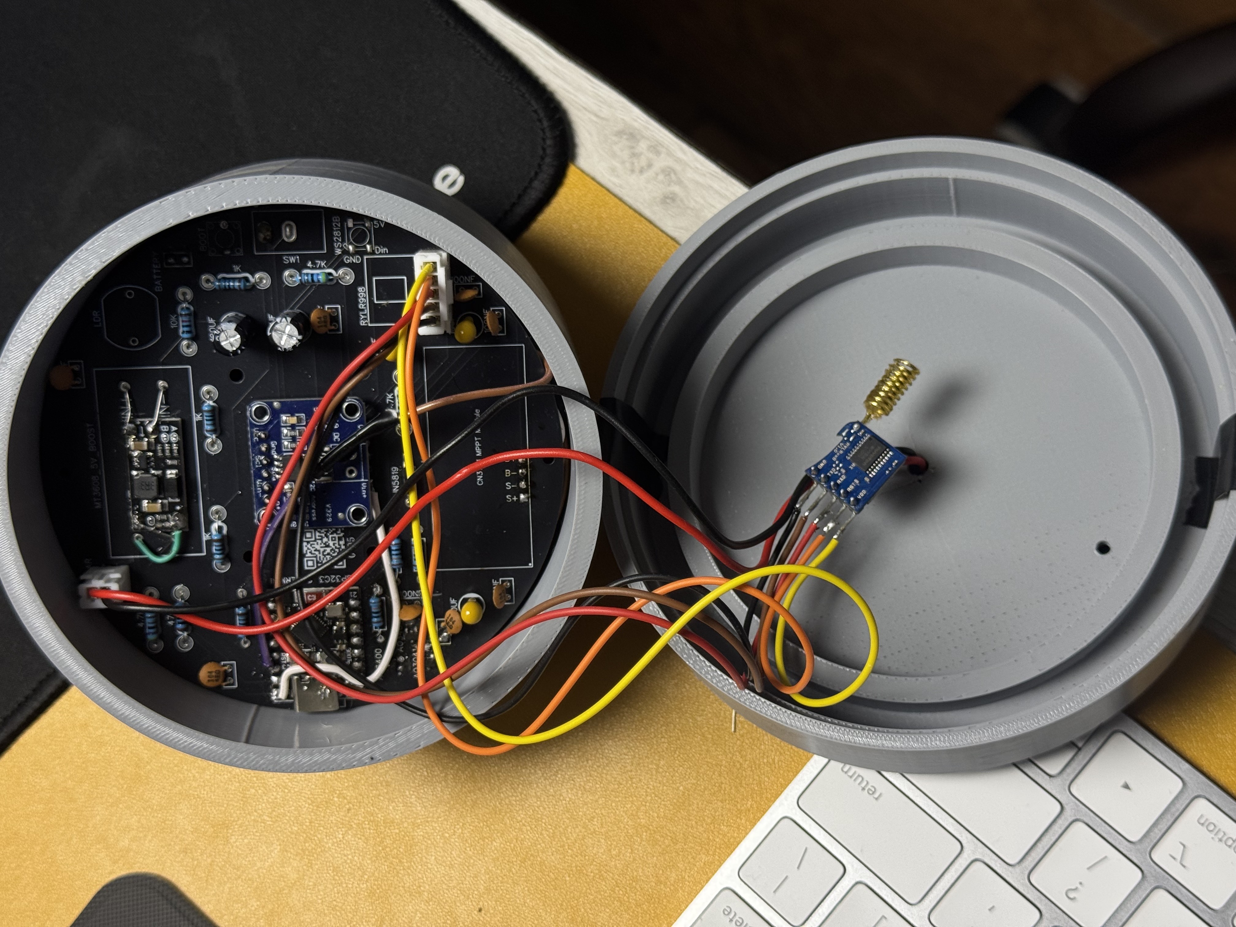 Open unit with antenna
