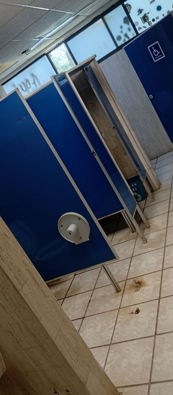 Fotografía del estado actual de los sanitarios en las instalaciones de la UTFV