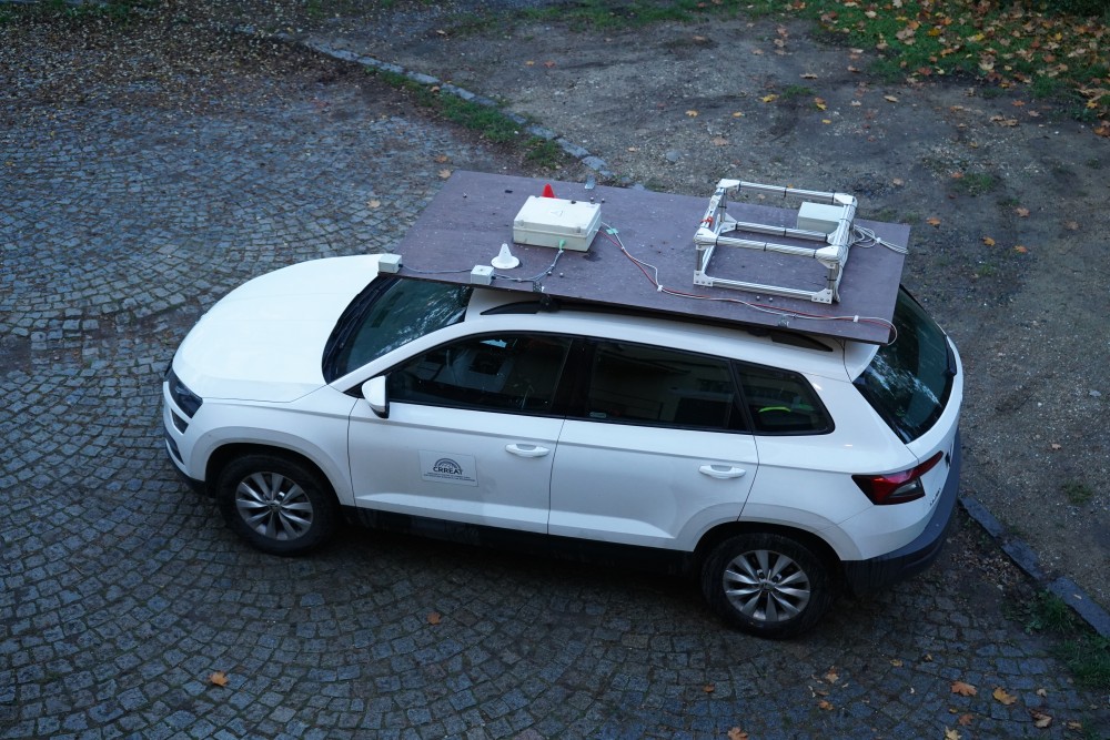 Mobile VLF array mounted on the CRREAT measurement car