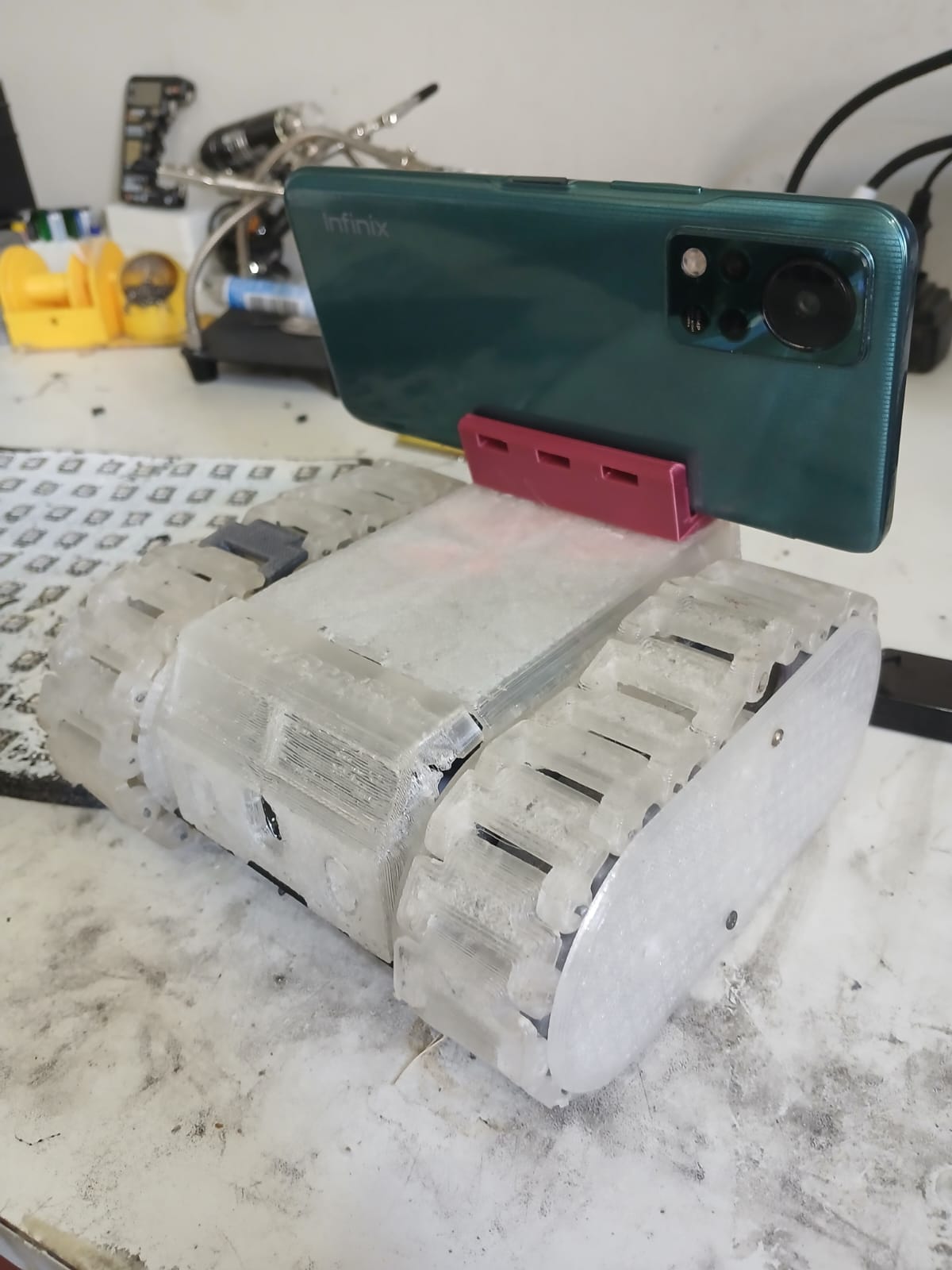 RC rover com smartphone montado para video ao vivo