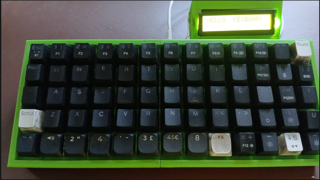 Teclado customizado de 65 teclas com Raspberry Pi Pico e display LCD