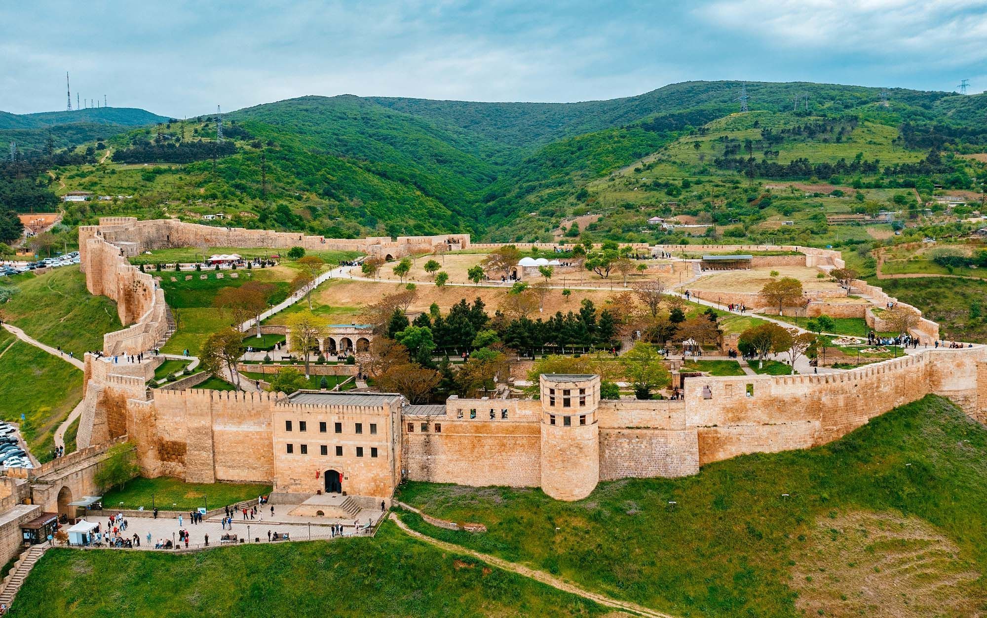 Крепость Нарын-Кала в горах Дагестана