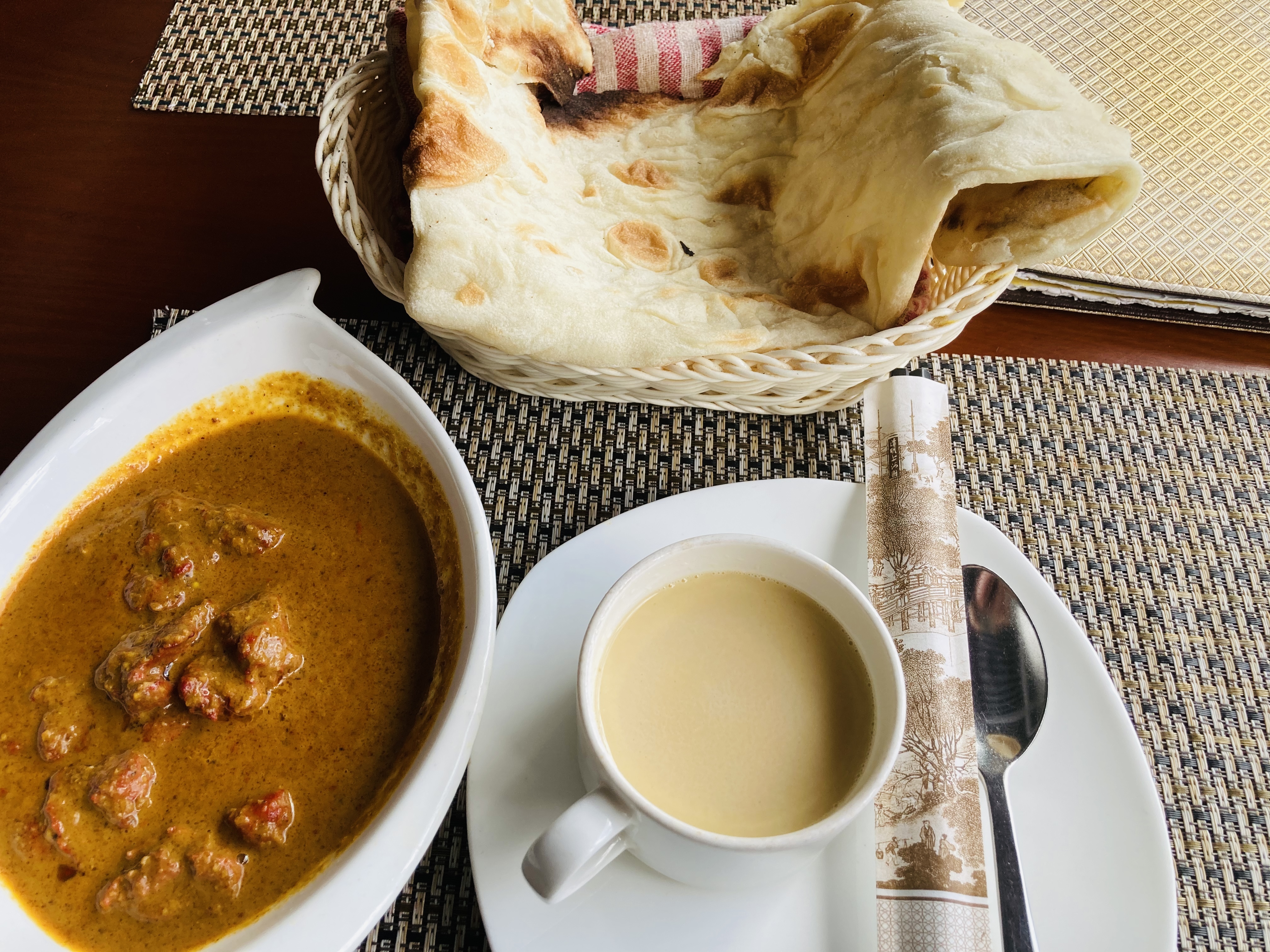 尼泊尔餐：马萨拉鸡 + 酥油茶