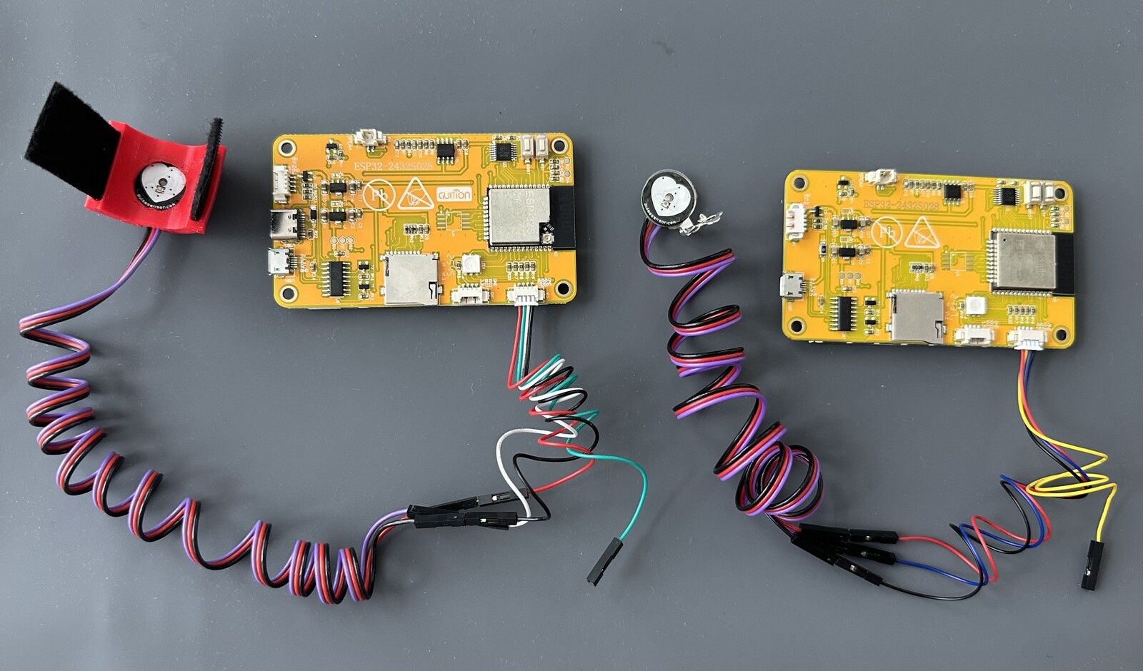 Two ESP32-2432S028 boards connected with different colored P3 jumper harnesses